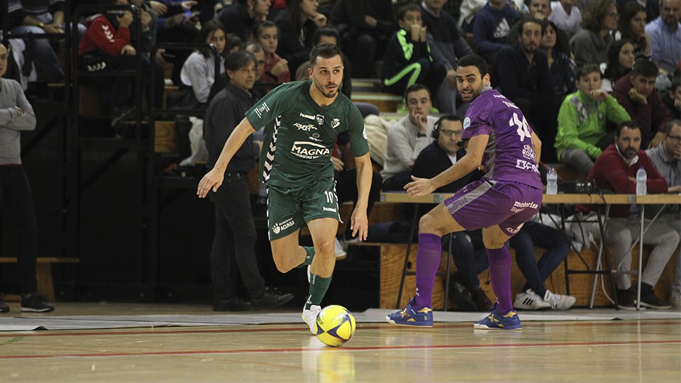 Rafa Usín, de Osasuna Magna, se deshace de la presión de Tomaz, de Palma Futsal.