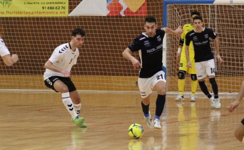 Sergio Nixi, del Soliss FS Talavera, conduce el balón ante la presencia de Jorge Lázaro, del Rivas Futsal
