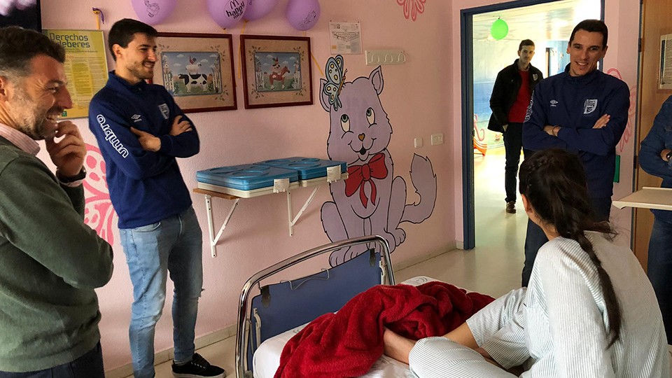 Miguel y Óscar reparten sonrisas en el Hospital de Antequera