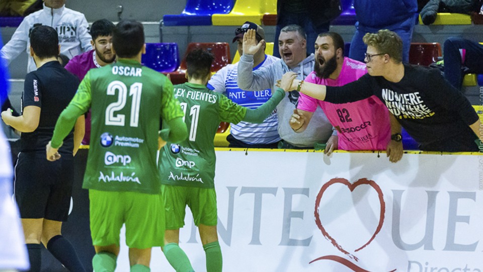 Los jugadores del BeSoccer CD UMA Antequera celebran un tanto con su afición.