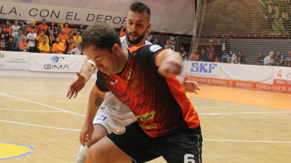 Paulinho, jugador del Aspil-Jumpers Ribera Navarra, ante Diego Núñez, de O Parrulo Ferrol.