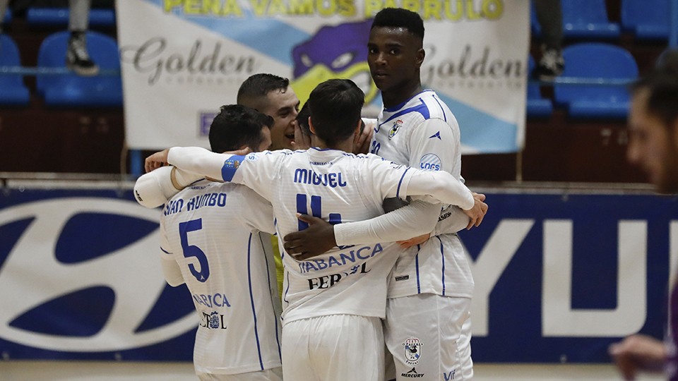 Los jugadores de O Parrulo Ferrol celebran un tanto.