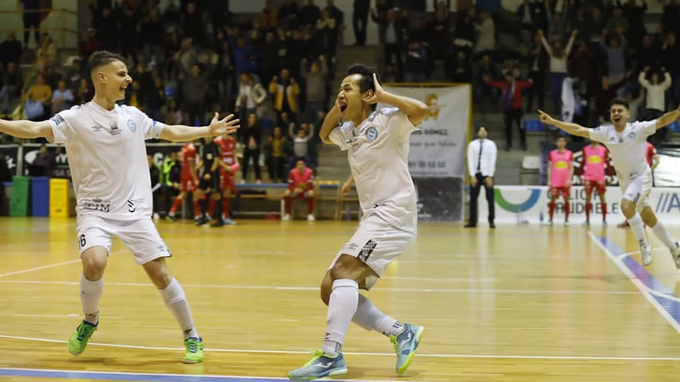 Peerapat, jugador del Santiago Futsal, celebra un tanto.