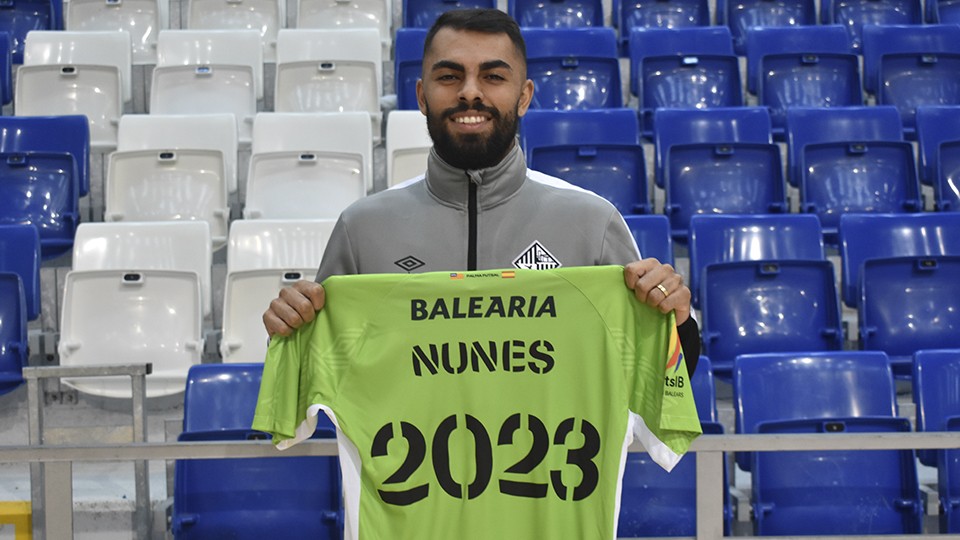 Nunes, jugador de Palma Futsal, posa con la camiseta de su renovación.