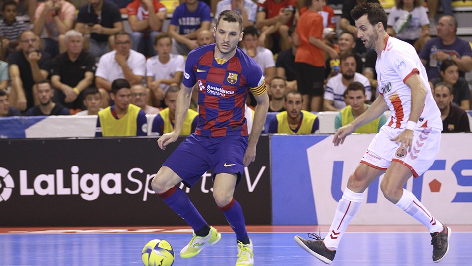 Dyego, jugador del Barça, ante Eka, del Jimbee Cartagena.