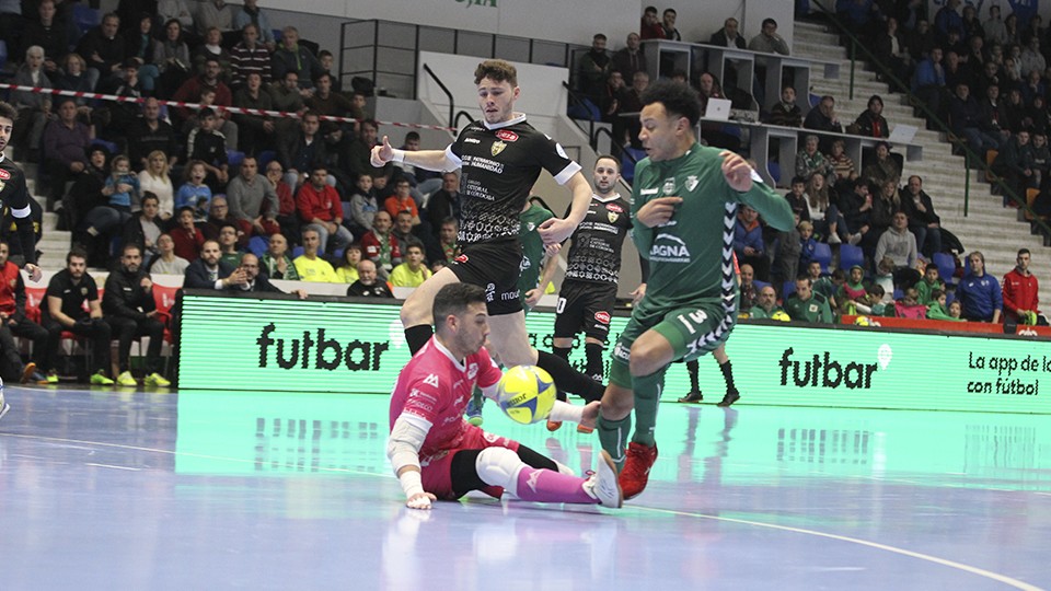 Juninho, de Osasuna Magna, intenta rematar ante Cristian, de Córdoba Patrimonio de la Humanidad.