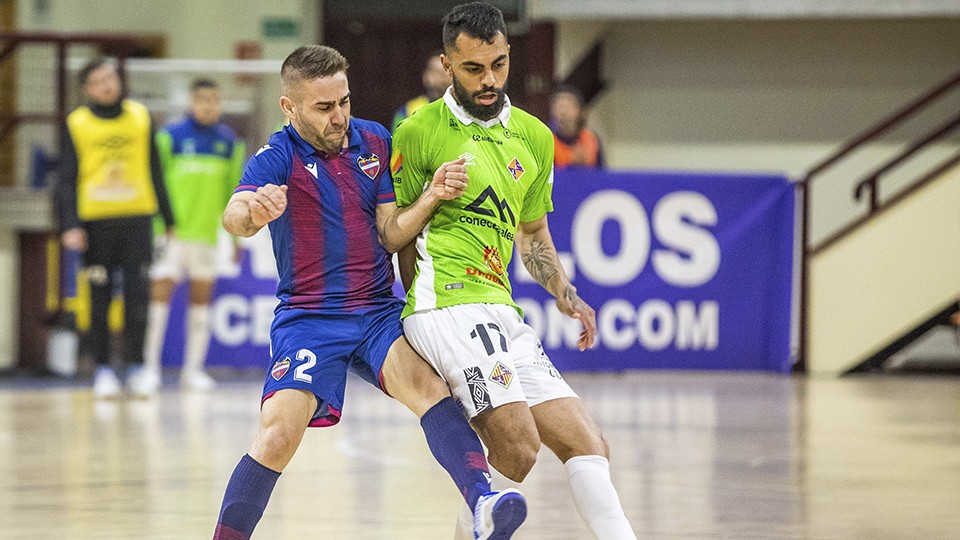 Nunes, jugador de Palma Futsal, ante Cecilio, del Levante UD FS.