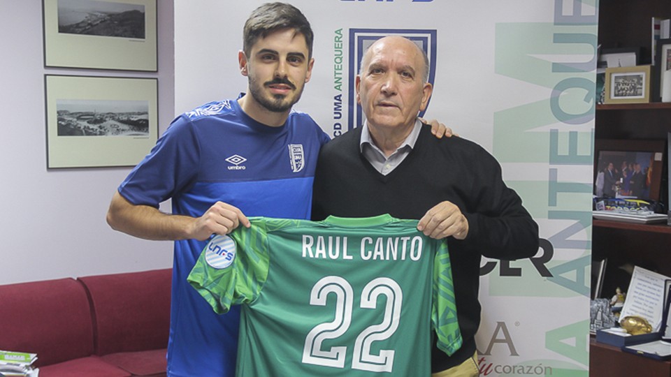 Raúl Canto posa con Pedro Montiel, presidente del BeSoccer CD UMA Antequera.