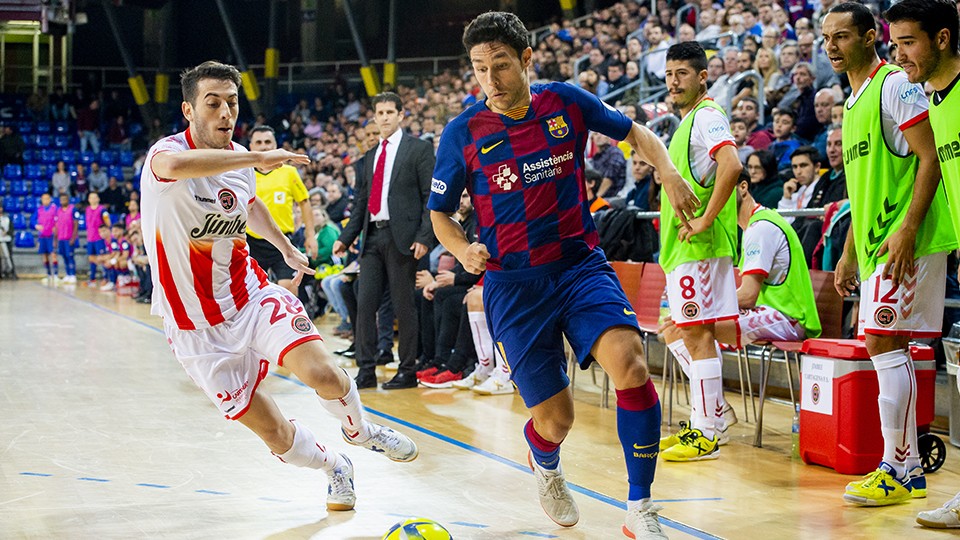 Roger, jugador del Barça, ante Cobarro, del Jimbee Cartagena.