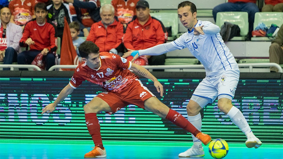 Marcel, de ElPozo Murcia, defiende el balón ante Adri, de O Parrulo Ferrol.