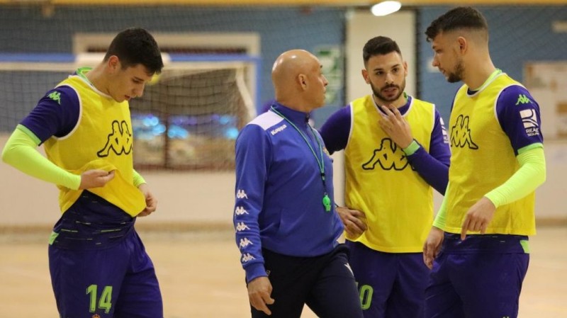 Juanito, entrenador del Real Betis Futsal, da instrucciones durante un entrenamiento.