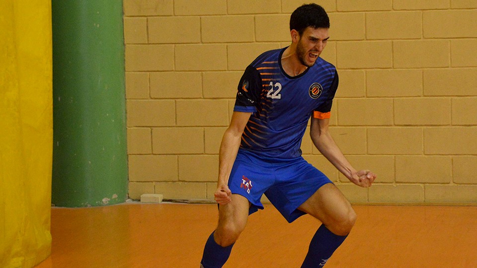 Trasobares, jugador del Azulejos Moncayo Colo Colo, celebra un tanto.