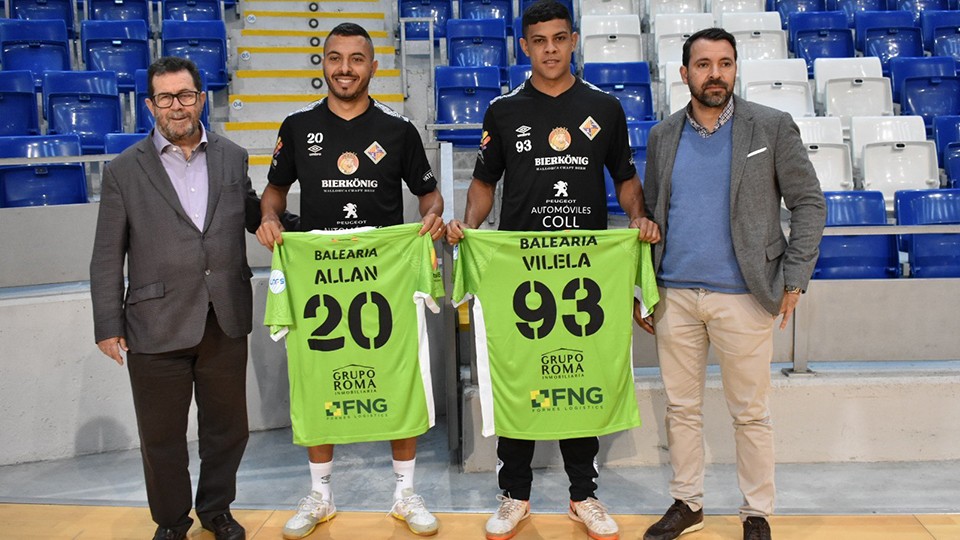Vilela y Allan posan con la camiseta de Palma Futsal en el día de su presentación.