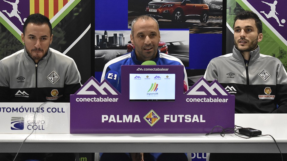 Ximbinha, Vadillo y Lolo, durante una rueda de prensa.