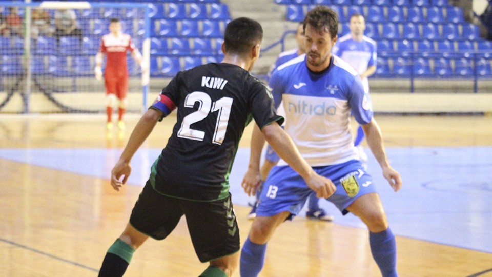 Kiwi, jugador del Irefrank Elche CF, encara a Rafa Ara, del Nítida Alzira.