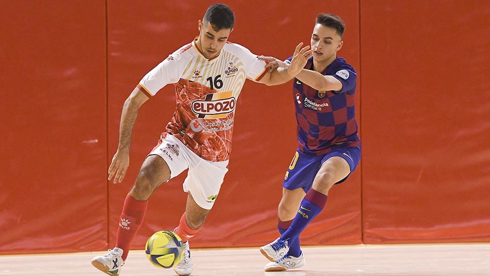 Hugo Alonso, jugador de ElPozo Ciudad de Murcia, ante David Peña, del Barça B.