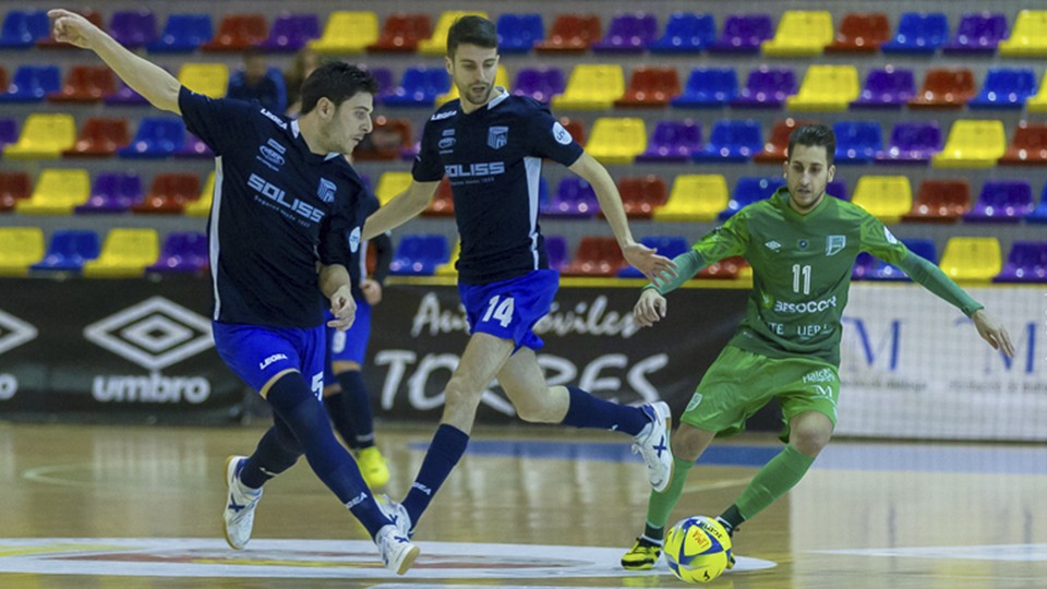 Pepe, jugador del Soliss FS Talavera, ante Álex Fuentes, del BeSoccer CD UMA Antequera.