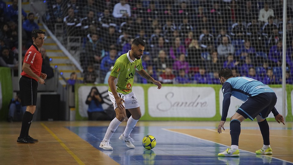 Nunes, de Palma Futsal, encara con el balón a un jugador de Movistar Inter.