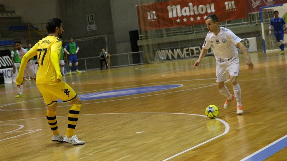 Iván Beltrán, jugador de Santiago Futsal, encara a Emilio Buendía, 