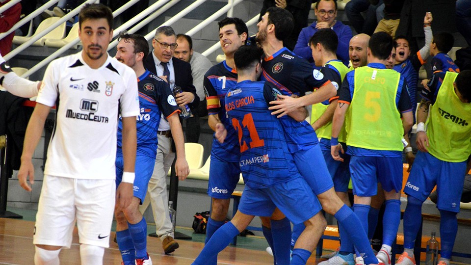 Los jugadores del Full Energía Zaragoza celebran un tanto   Foto: Pedro Luis Serrano