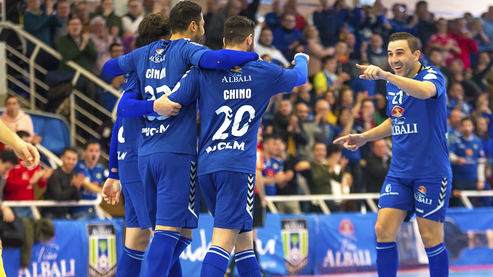 Los jugadores del Viña Albali Valdepeñas celebran un tanto.