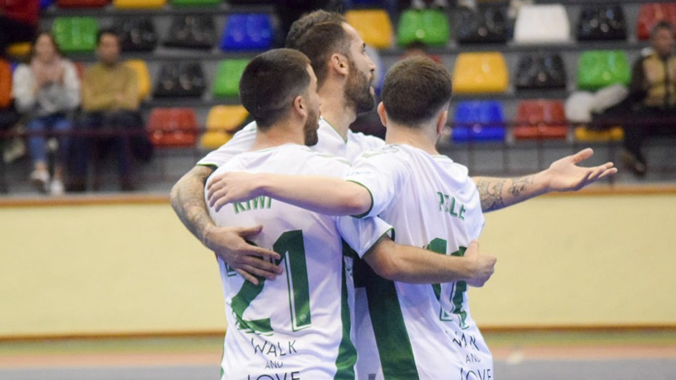 Los jugadores del Irefrank Elche CF celebran un tanto.