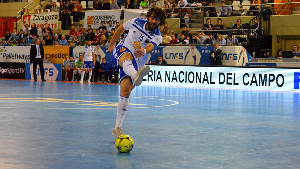Nano Modrego, jugador del Fútbol Emotion Zaragoza, dispara durante un encuentro.