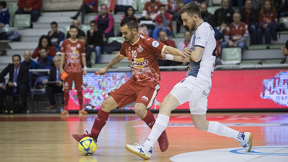 Álex, de ElPozo Murcia Costa Cálida, defiende el balón ante Sergio González, de Aspil Jumpers Ribera Navarra.