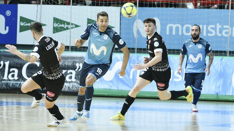 Pito, de Movistar Inter, lucha por el balón con Cristian y Lolo Jarque, jugadores de Córdoba Patrimonio.
