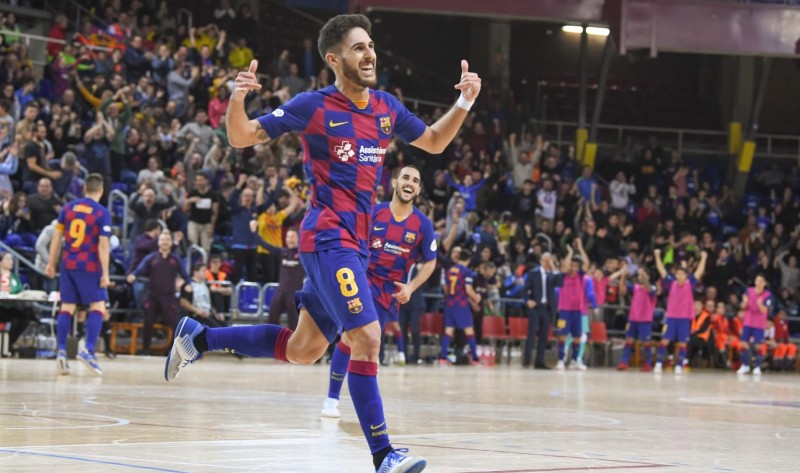 Adolfo, jugador del Barça, celebra un gol