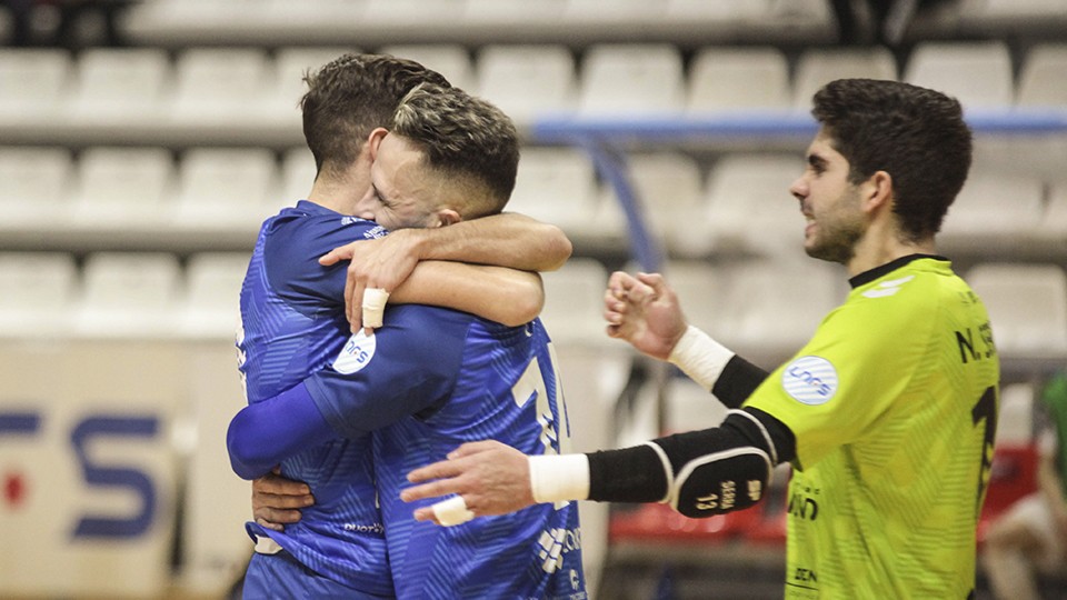 Los jugadores de Bisontes Castellón celebran un tanto.