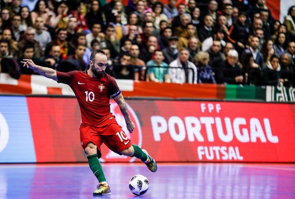 Ricardinho golpea un balón durante un partido con Portugal