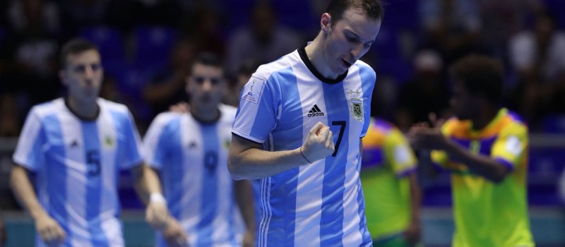 Cuzzolino celebra un gol con Argentina 