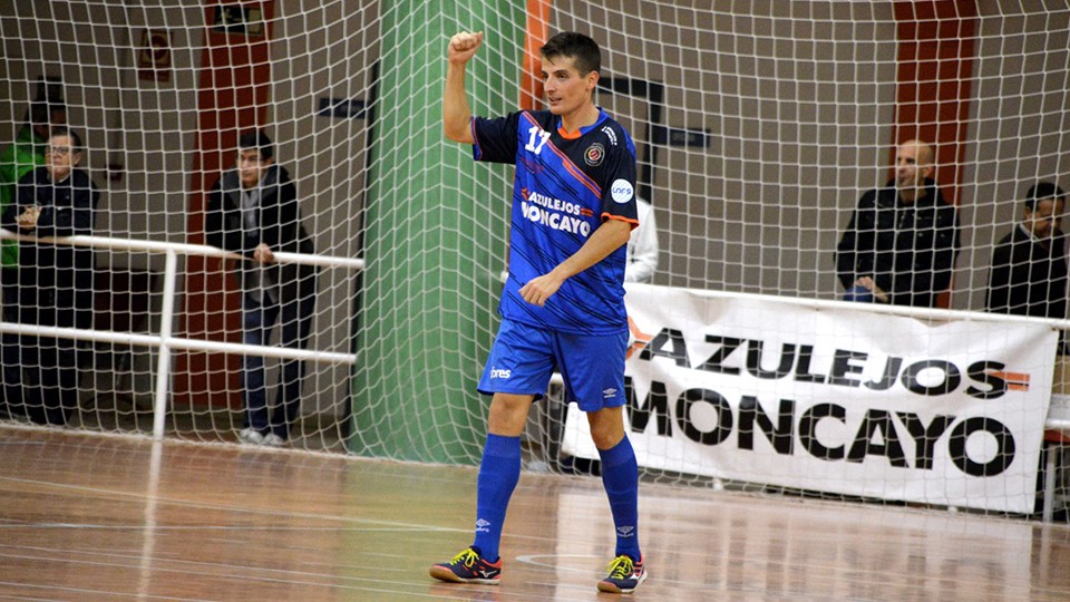 Pedro Monzón, jugador del Azulejos Moncayo Colo Colo, celebra un tanto.