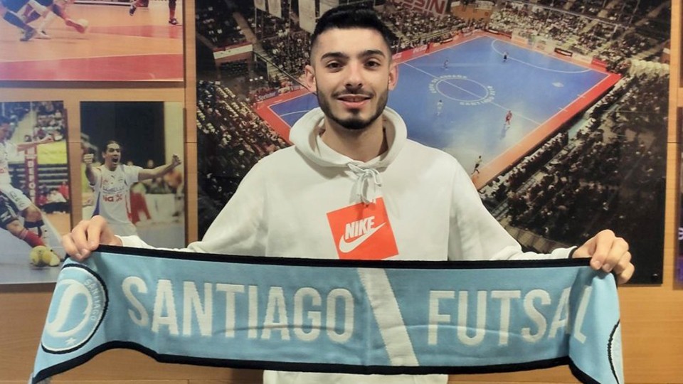 Porto posa con la bufanda de Santiago Futsal.