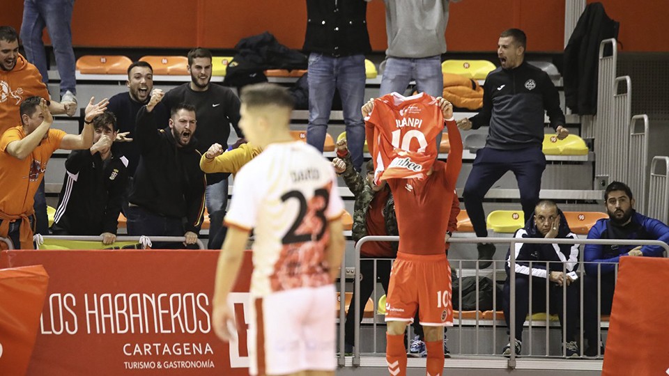 Juanpi, jugador del Jimbee Cartagena, celebra un tanto.