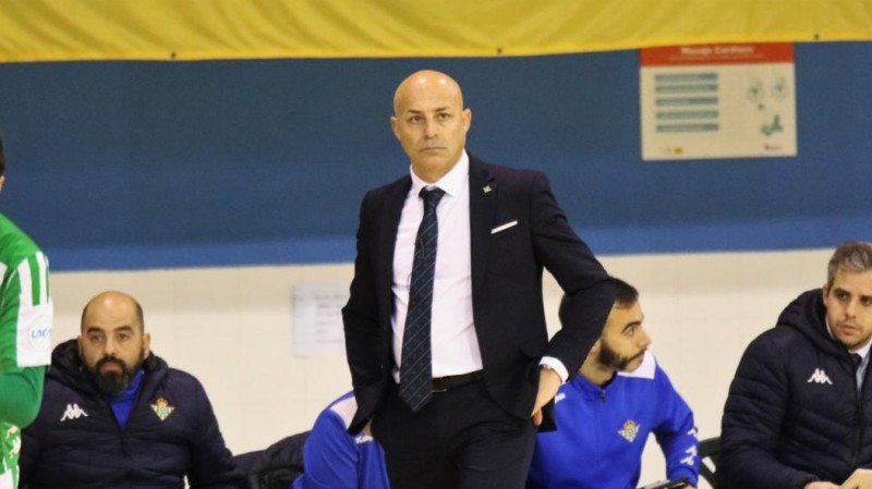 Juanito, entrenador del Real Betis Futsal, durante un encuentro.