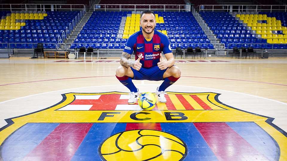 Ximbinha durante su presentación con el Barça.