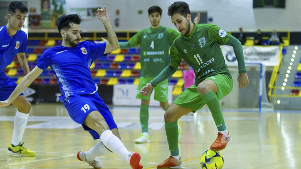 Álex Fuentes, jugador del BeSoccer CD UMA Antequera, ante Joshu, del Ciudad de Móstoles.