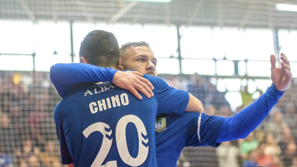 Buitre y Chino celebran un tanto del Viña Albali Valdepeñas.