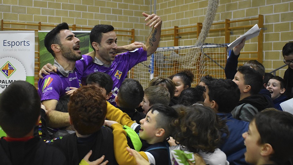 Los jugadores de Palma Futsal disfrutan en el evento deportivo y social del club.