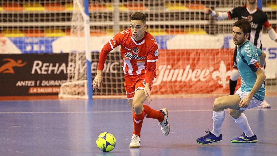 Jesús Izquierdo, jugador del Jimbee Cartagena, ante Roberto Martil, del CA Osasuna Magna. 