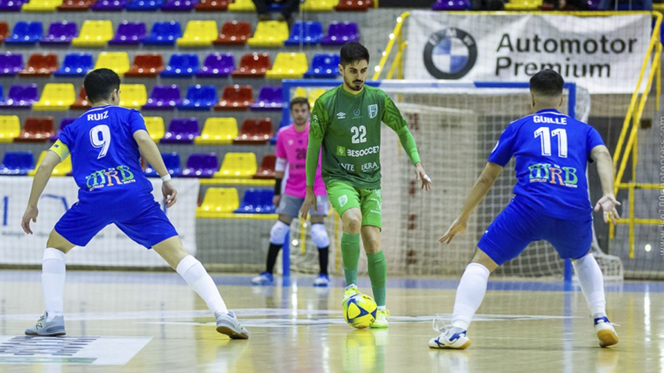 Raúl Canto, jugador del BeSoccer CD UMA Antequera, durante un encuentro.