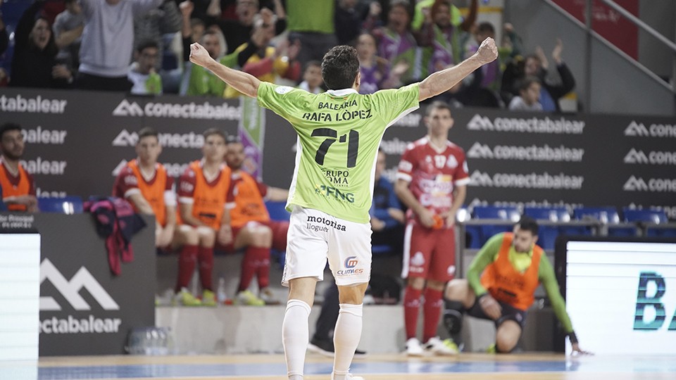 Rafa López, jugador de Palma Futsal, celebra un tanto.