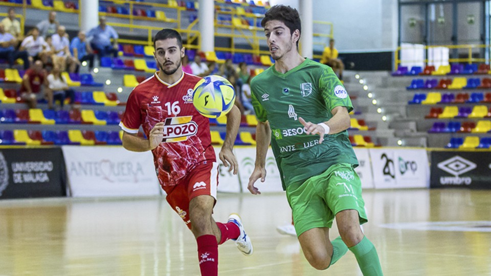 Nando, jugador de BeSoccer CD UMA Antequera, ante Hugo Alonso, de ElPozo Ciudad de Murcia. 