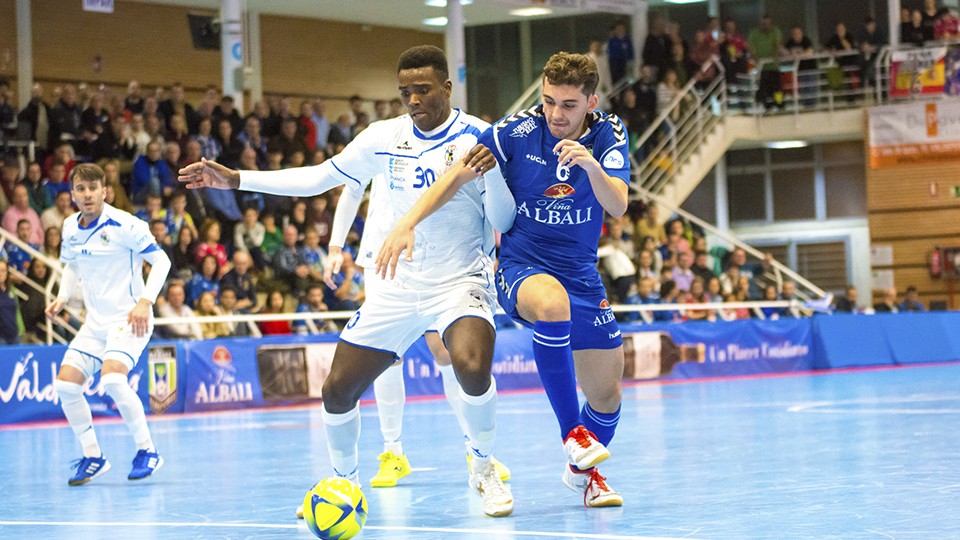 Juanan, jugador del Viña Albali Valdepeñas, ante Hélder, de O Parrulo Ferrol.