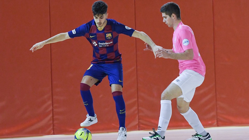 Víctor Pérez, jugador del Barça B, ante Diego Sancho, del Azulejos Moncayo Colo Colo.