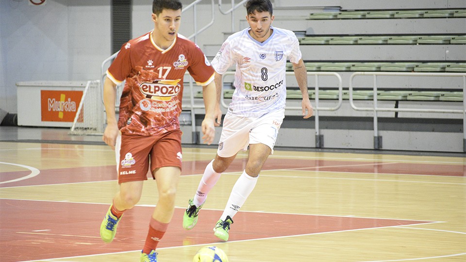 Cristian, de ElPozo Ciudad de Murcia, conduce el balón ante Nacho, de BeSoccer CD UMA Antequera.