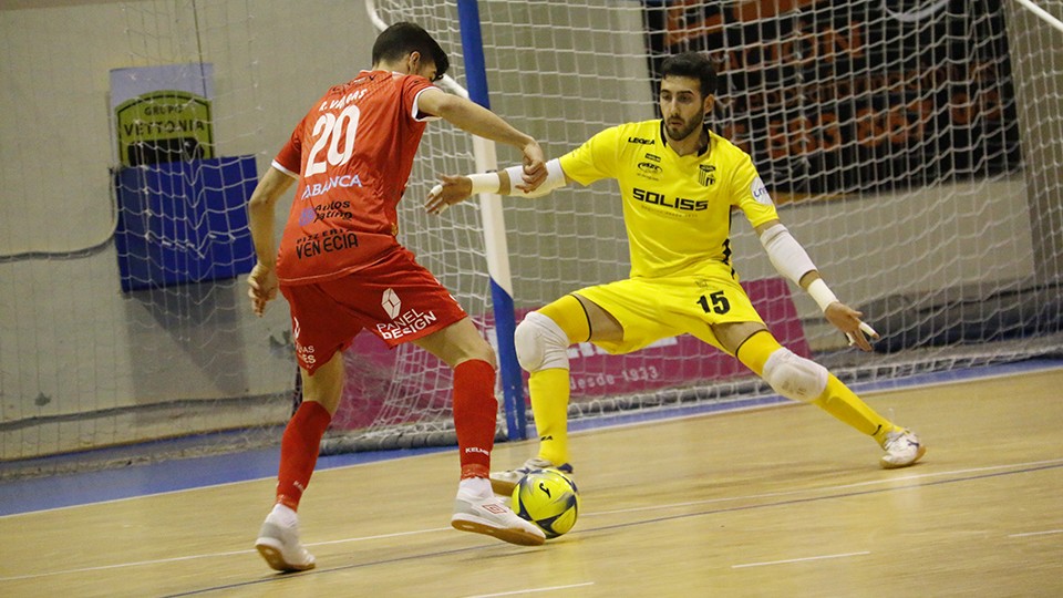 Vargas, del Noia Portus Apostoli, encara a Rafa Luque, del Soliss FS Talavera.