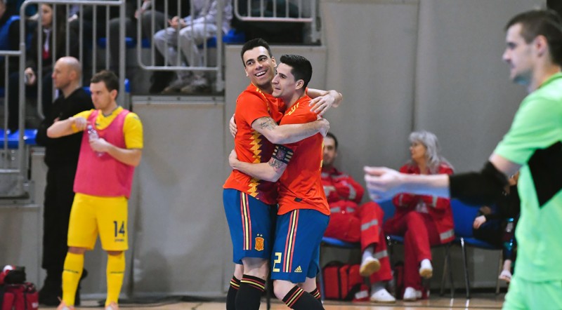 Sergio Lozano y Carlos Ortiz celebran un gol de la selección española